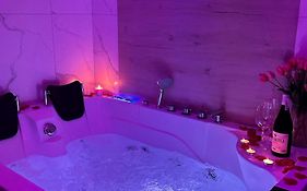 Apartament z wanną z hydromasażem